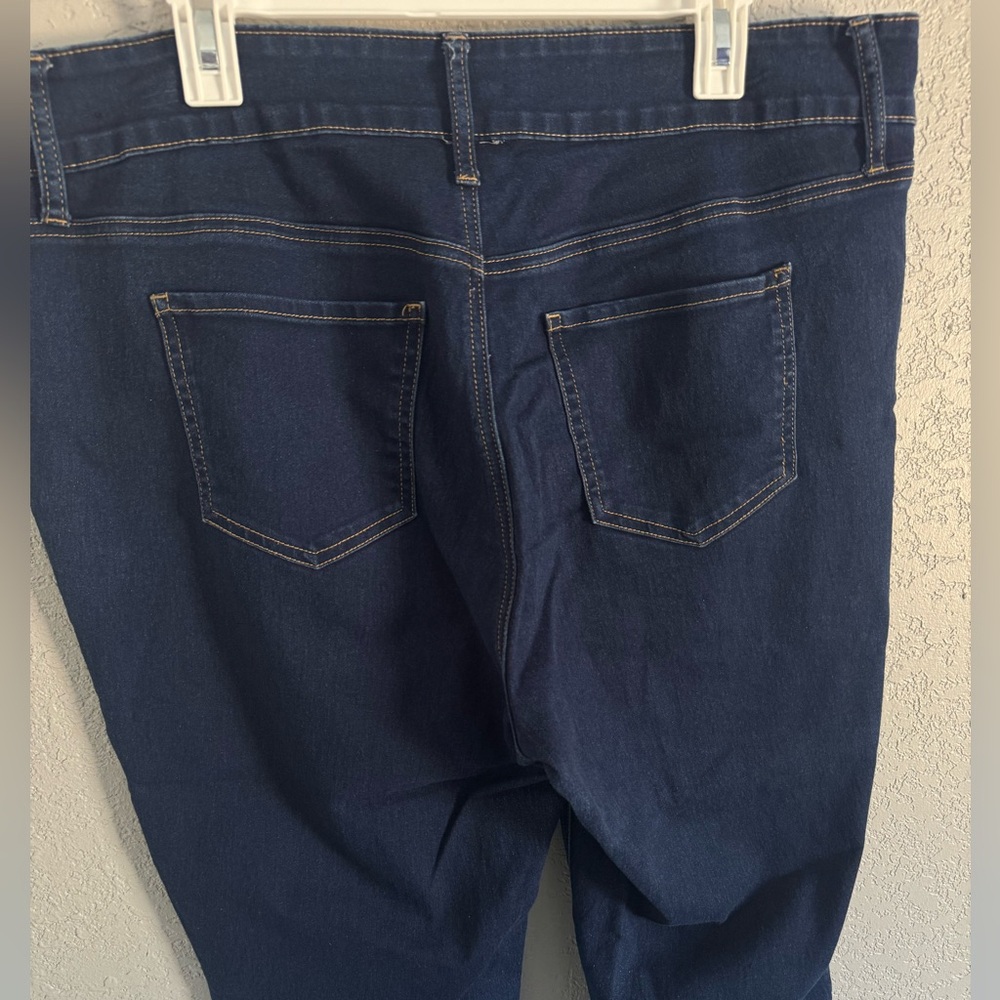 Curvy Dark Wash Capris - Picture 4 of 6